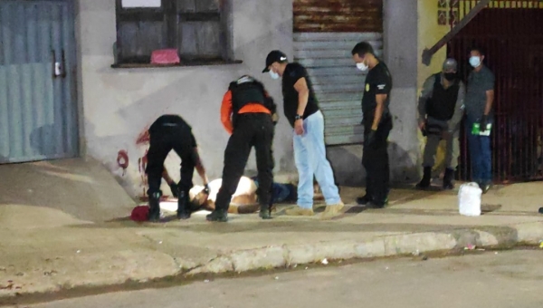 Marido agride esposa em bar; desconhecido não gosta e mata-o com cinco facadas